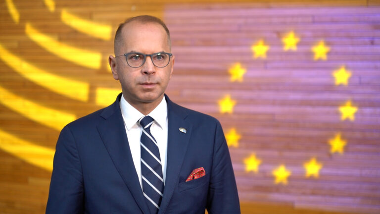 Cła Trumpa uderzają w Europę. UE zapowiada reakcję, ale wciąż nie wypracowała wspólnej strategii